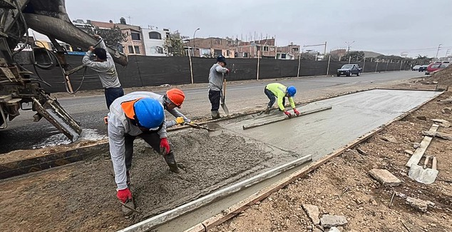Cuadrilla ejecutando pavimentación con concreto rígido
